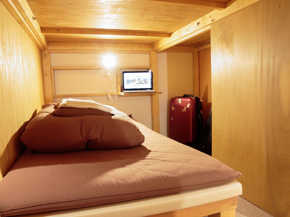 FEMALE DORM, 8 BEDS, ADULT ONLY