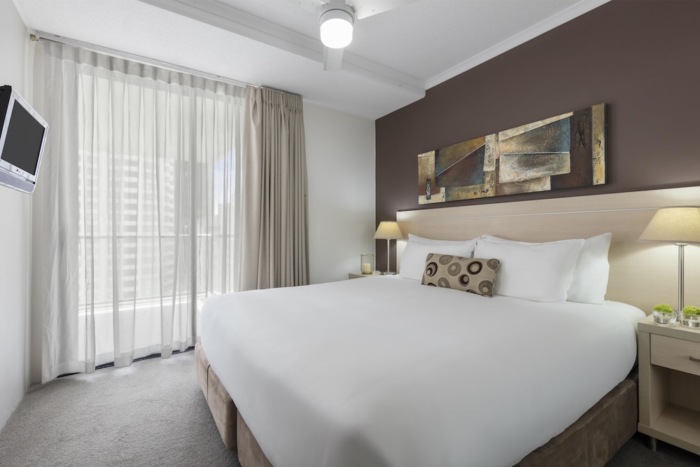 Oaks Brisbane River City Suites 24/72