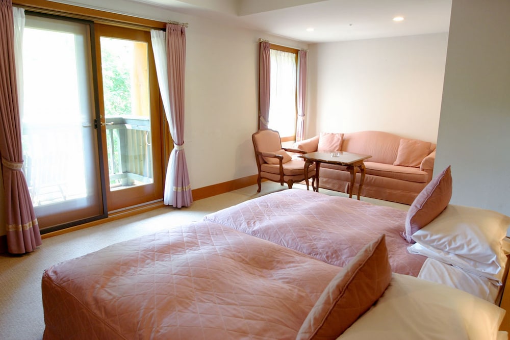 HOLLYWOOD, DELUXE, TRIPLE, TWIN BEDS