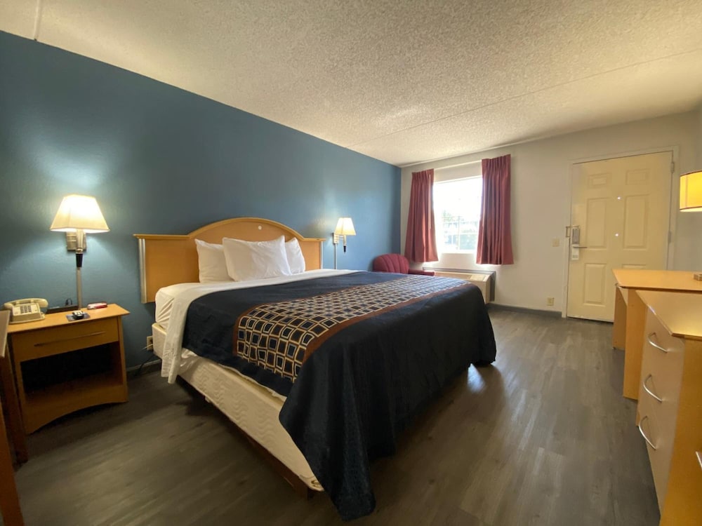 Econo Lodge Branson Theater District 14/40