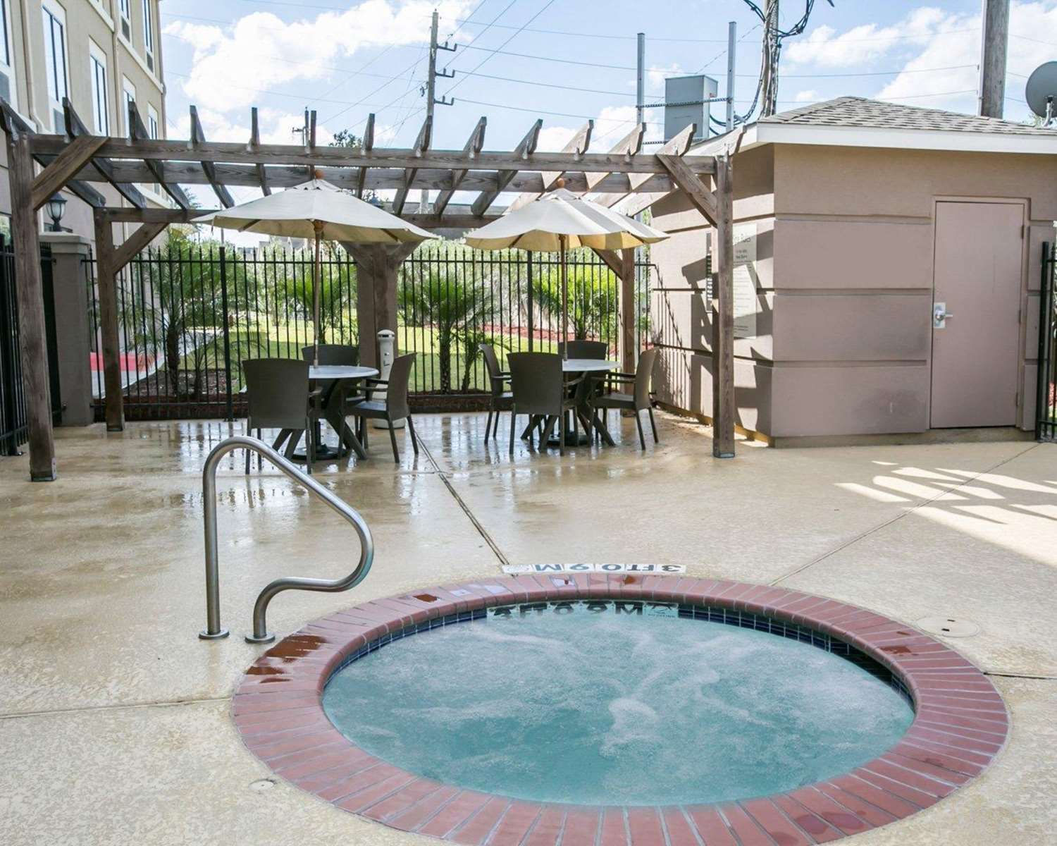 Restwell Inn Suites Houston 18/45
