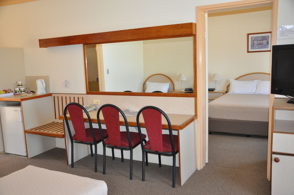 LONGREACH MOTOR INN 34/38