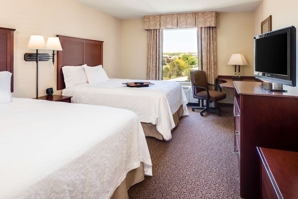 Hampton Inn & Suites West Bend 22/48