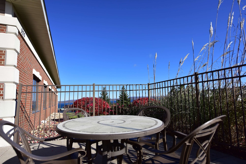 Hampton Inn & Suites by Hilton Petoskey 3/75