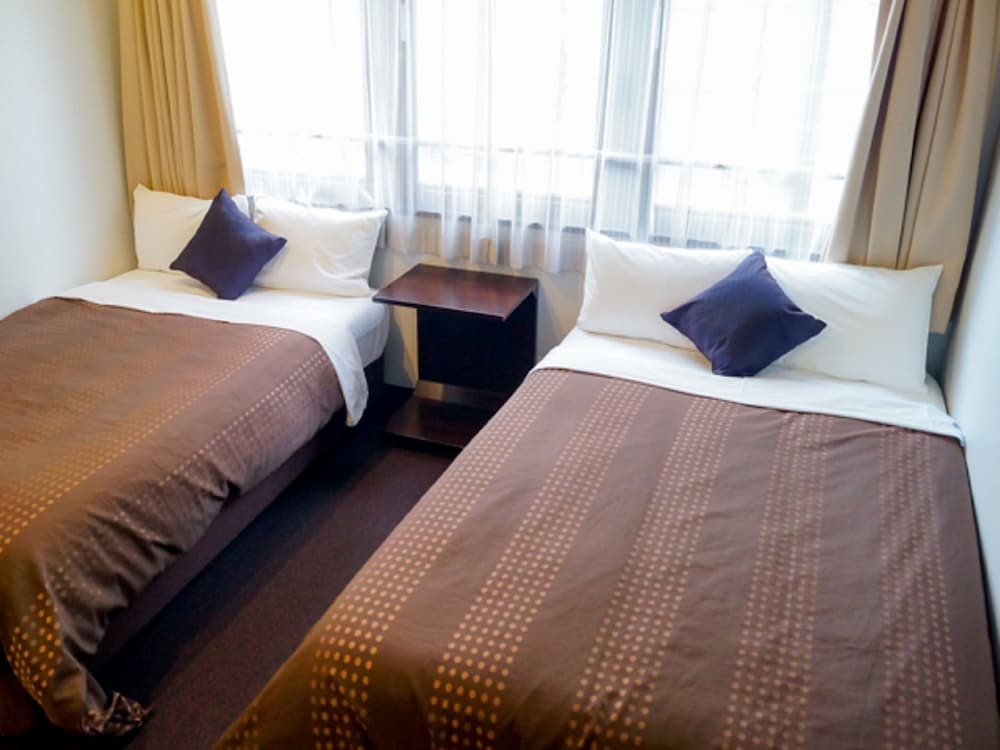 ROOM, TWIN BEDS