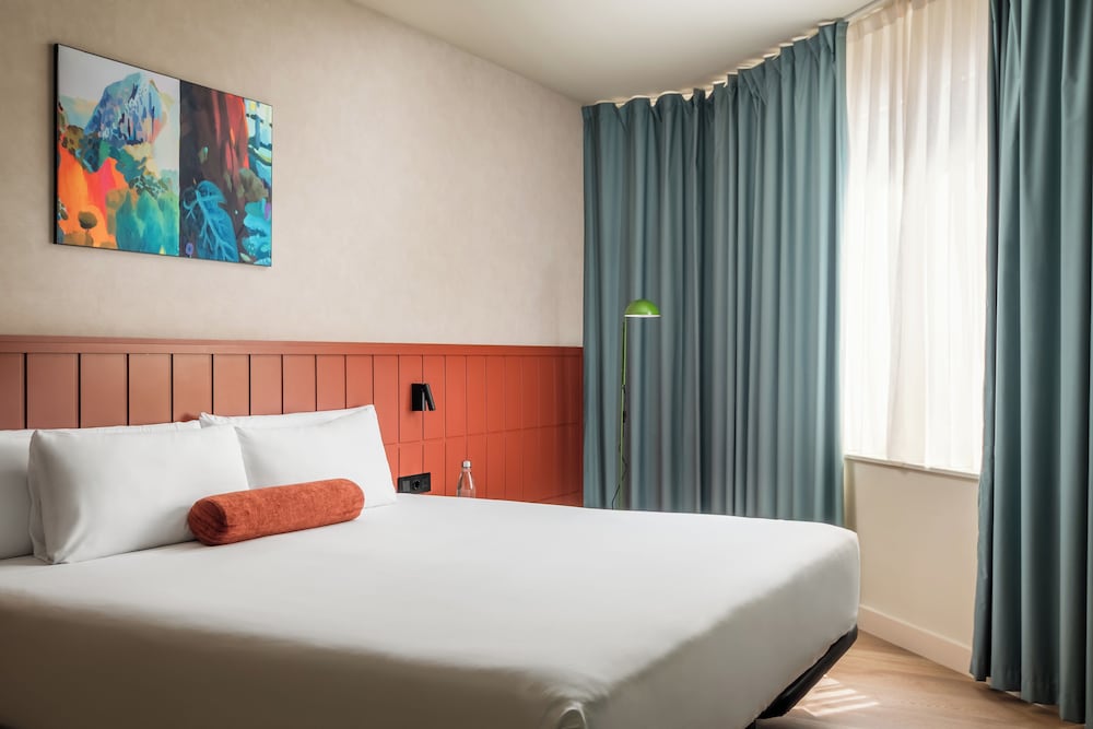 DELUXE, KING BED