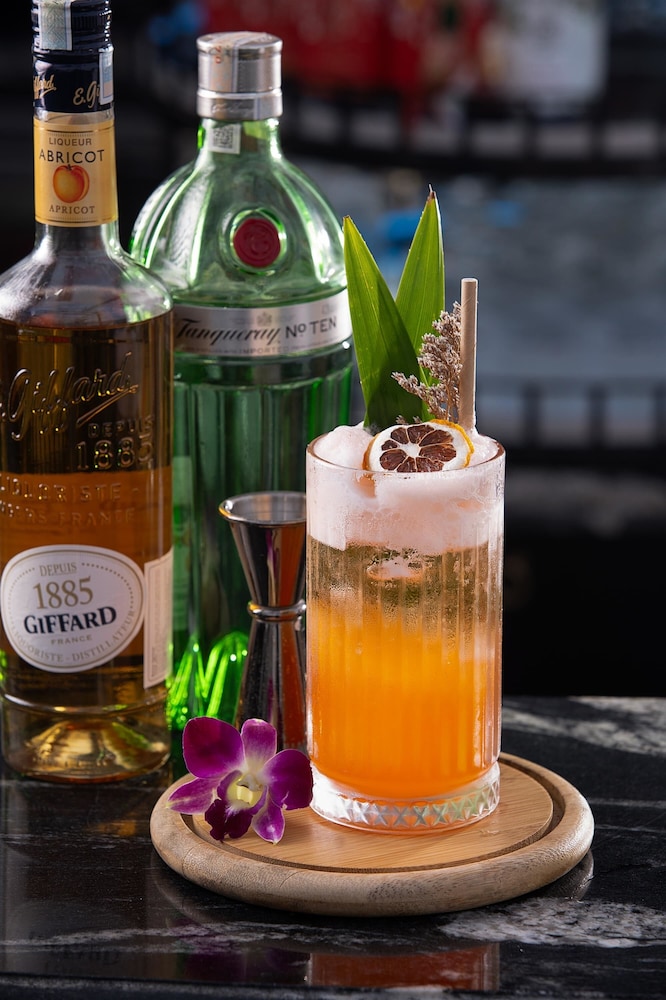 Le Premier Hotel & Rooftop Bar 20/50