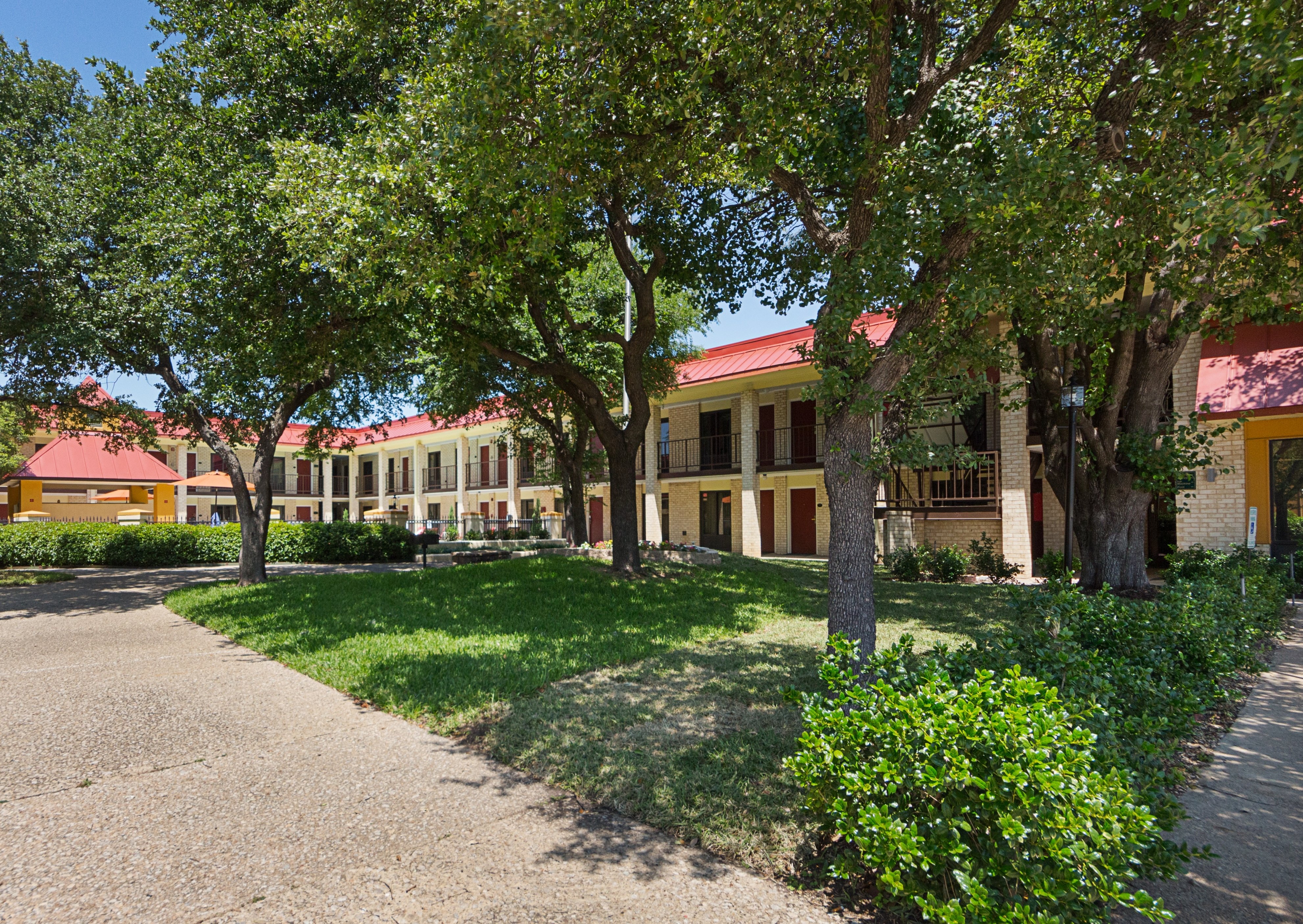 Red Roof PLUS Dallas - Addison 24/25