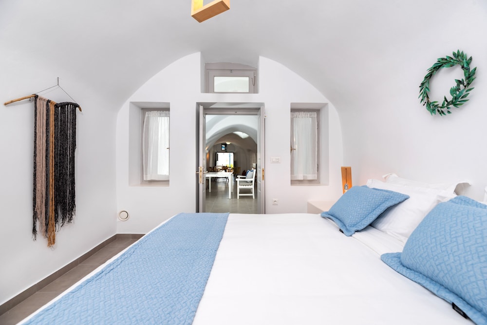 Santorini Caves 10/50