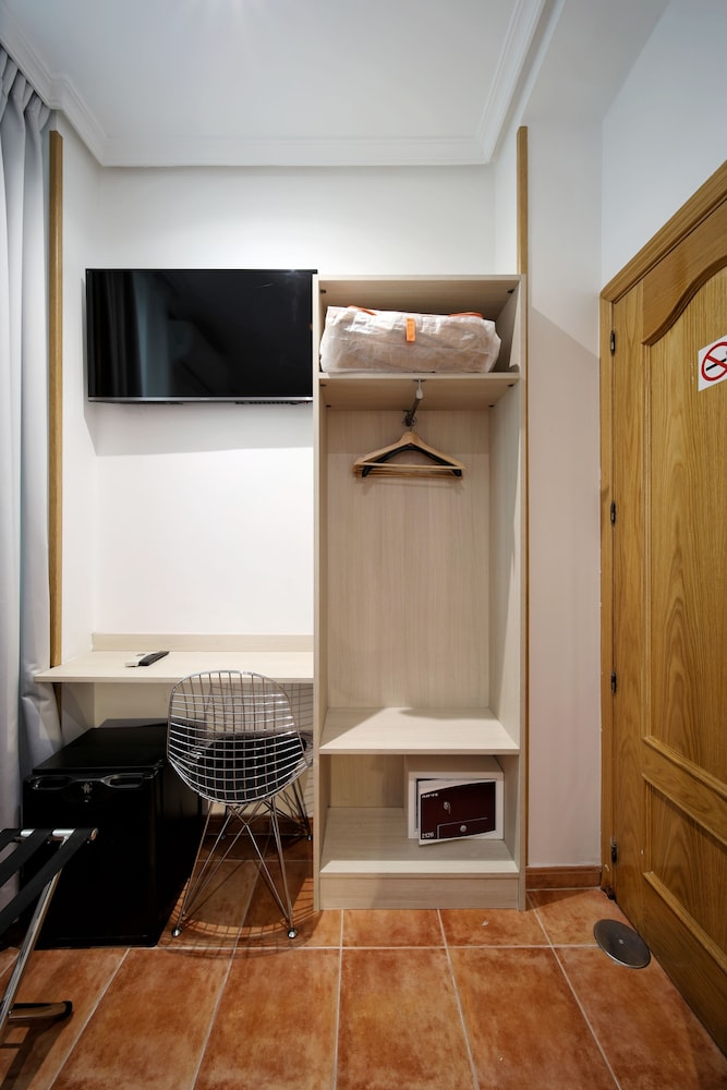 Hostal Las Fuentes 56/66