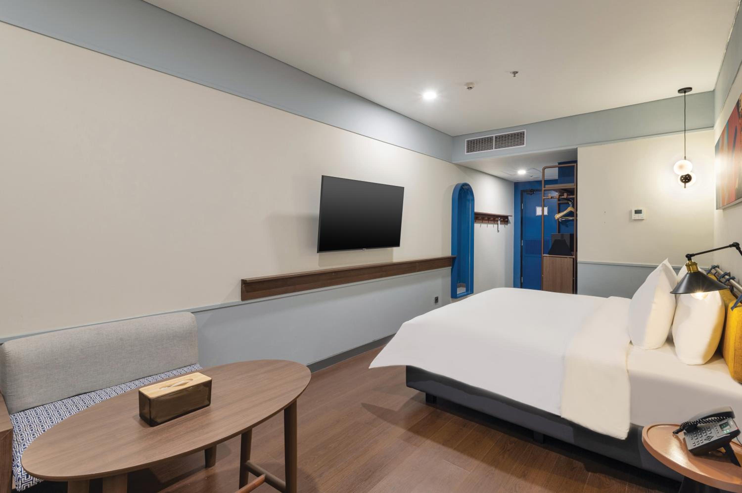 Studio 25, Queen Bed, No Window