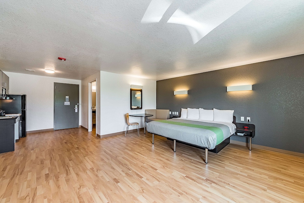 DELUXE, KING BED, KITCHENETTE