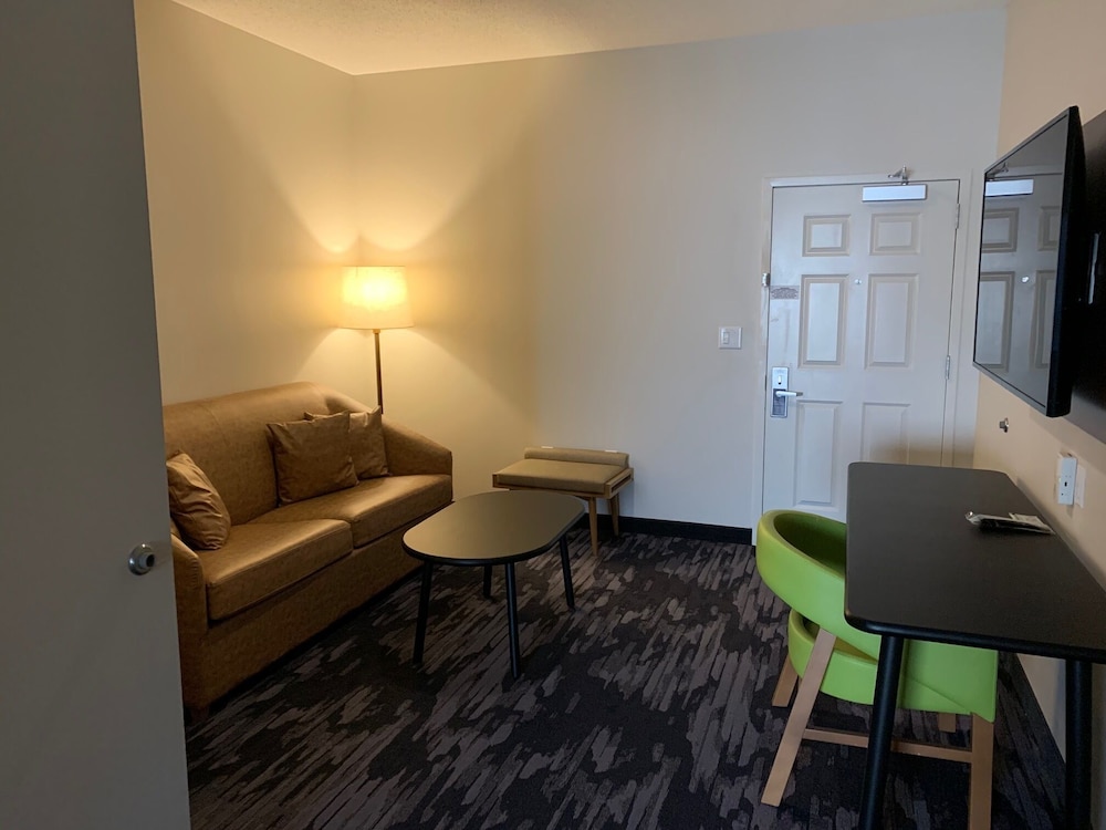 Country Inn and Suites By Carlson, Cortland, NY 26/48