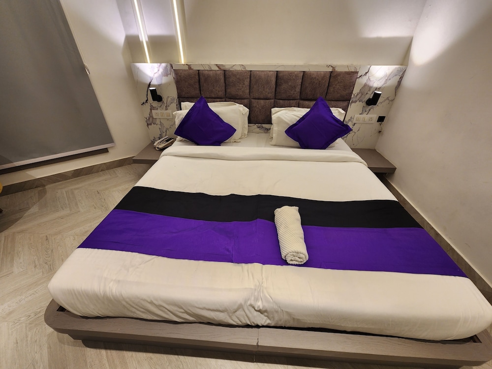 Hotel Square 9 Inn 8/23