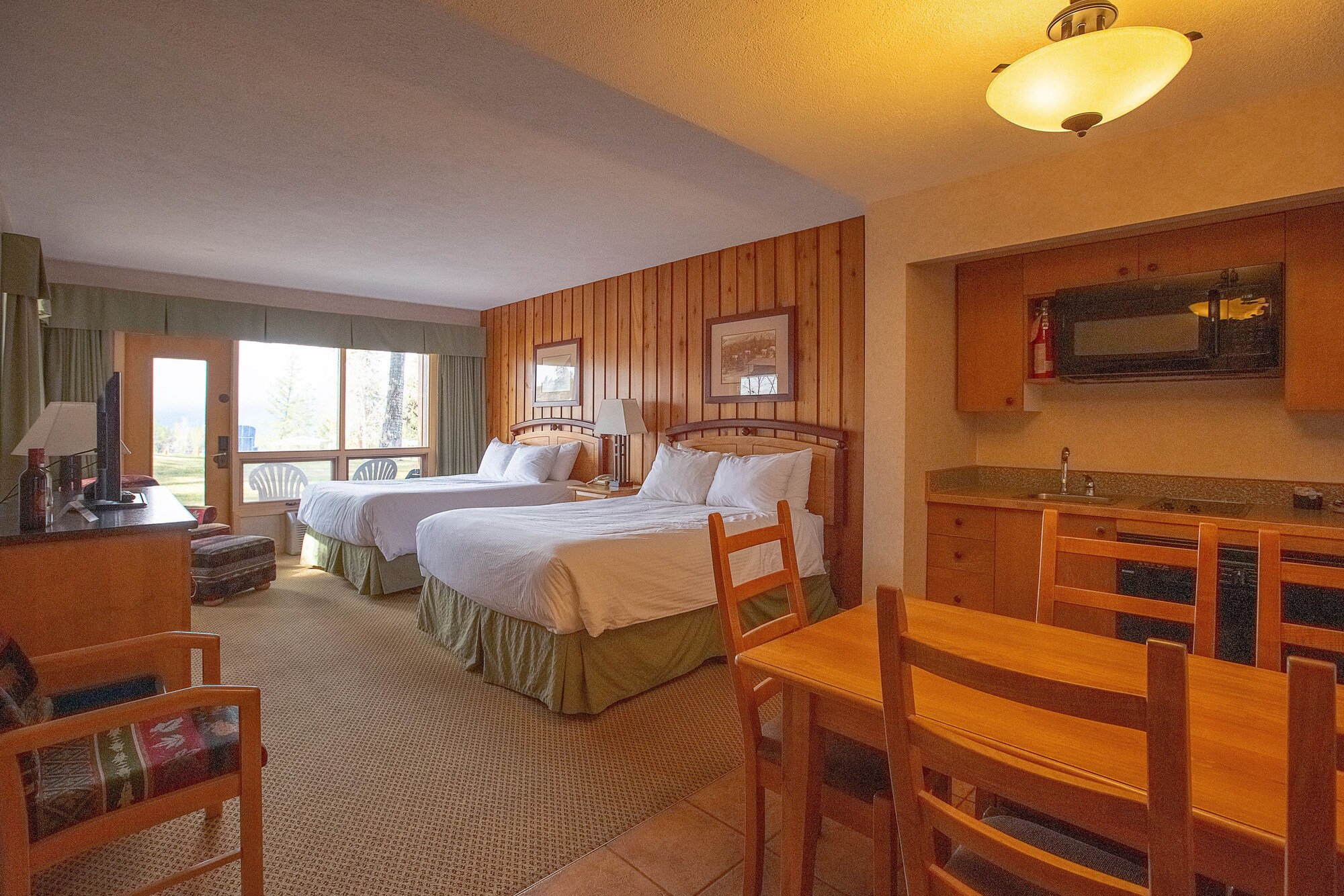 غرفة سوبيريور بسريرين كوين بإطلالة على المسبح بمطبخ صغير، Fairmont Hot Springs Resort 3/3