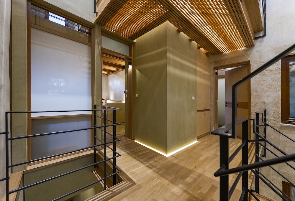 Polixenys Suites 24/46