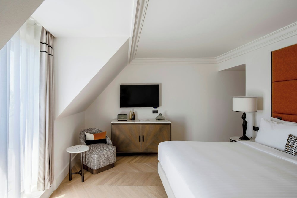DELUXE, QUEEN BED