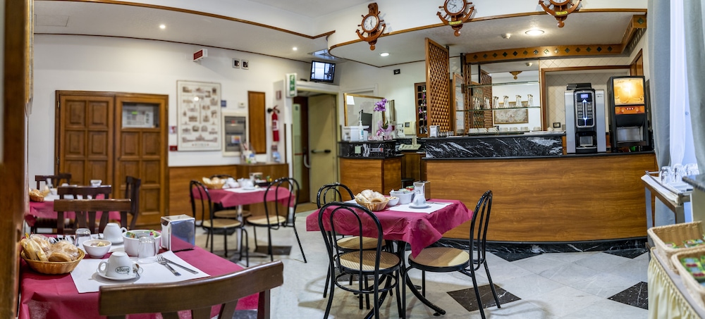 Hotel Ferrarese Roma 36/49