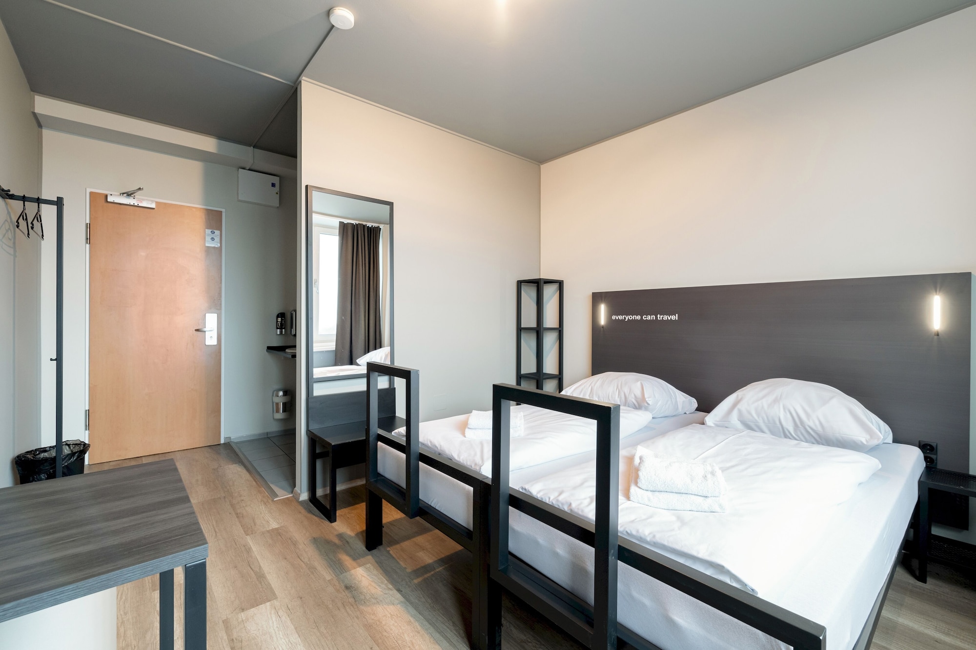 ROOM, TWIN BEDS