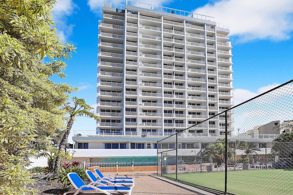 ELOUERA TOWER BEACHFRONT APARTMENTS 4/69