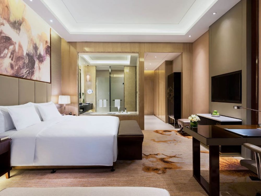 EXECUTIVE, KING BED