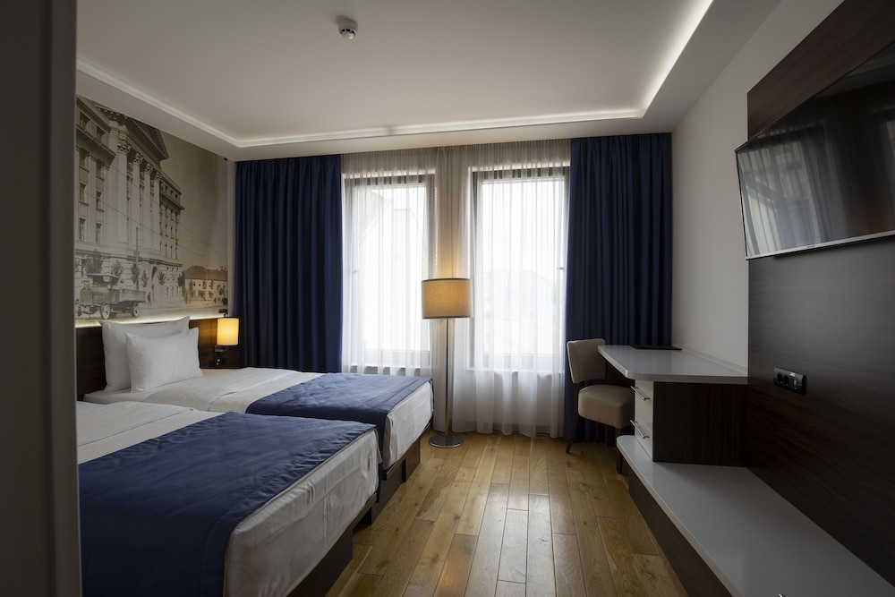 ROOM, TWIN BEDS