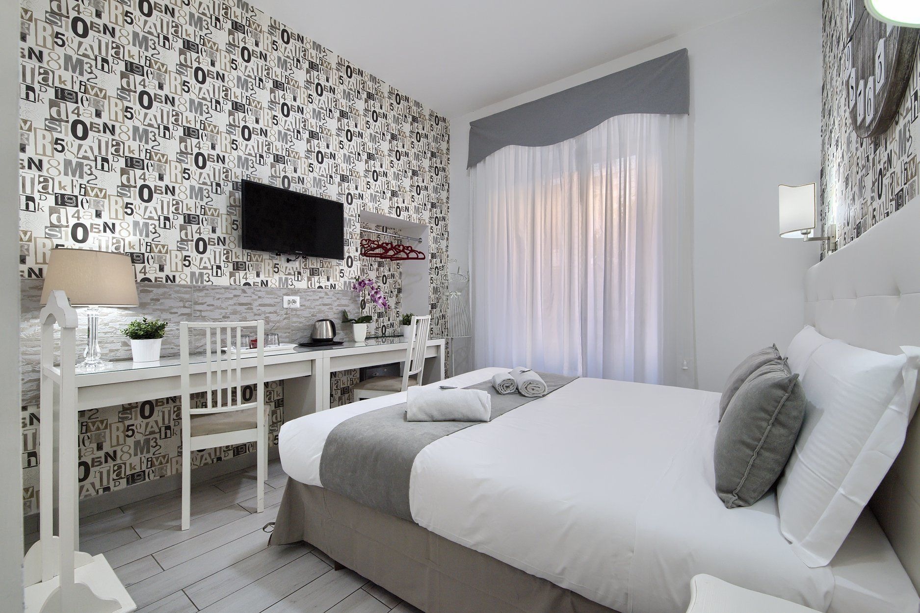 ROOM, DOUBLE BED