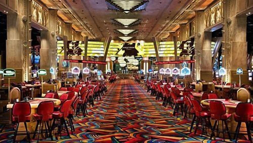 Hollywood Casino Hotel 35/37