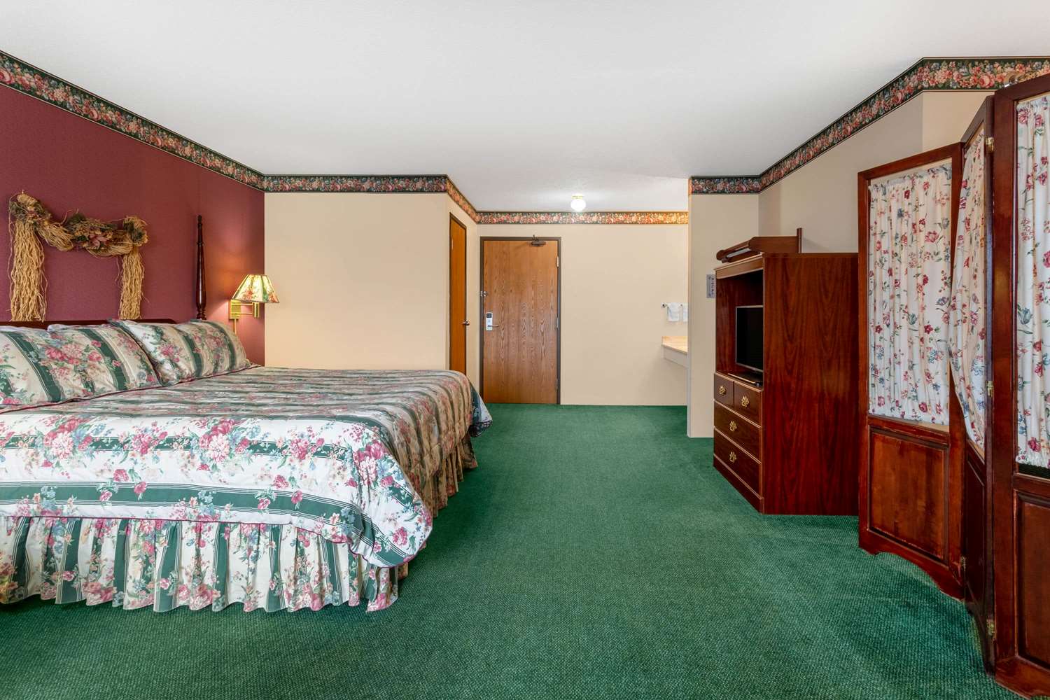 Super 8 by Wyndham Reedsburg 10/36