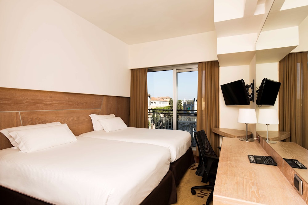 ROOM, TWIN BEDS