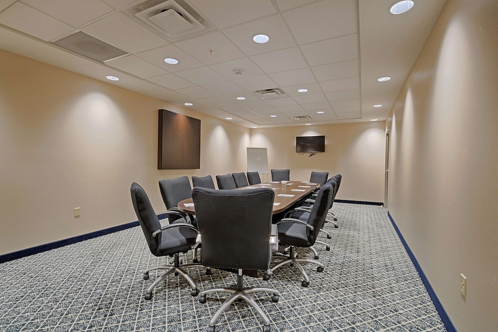 Hampton Inn Suites Cazenovia Ny 36/41