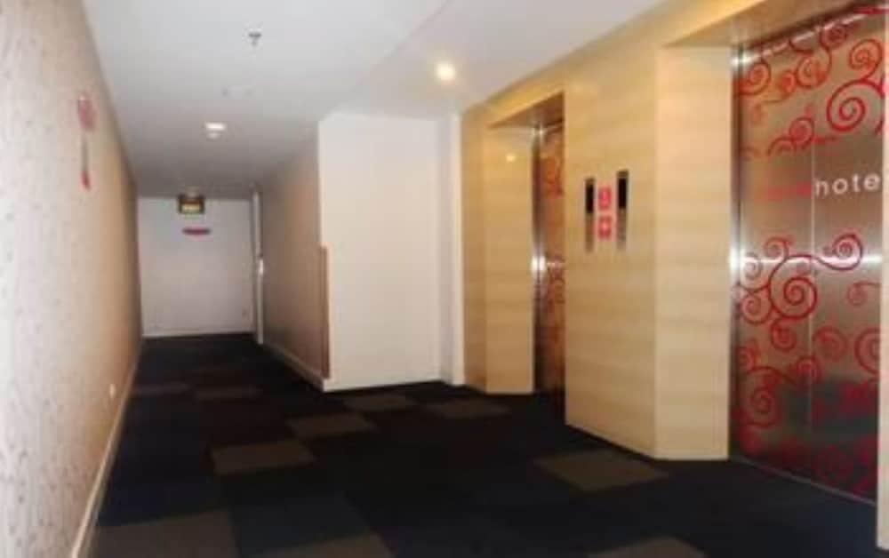 Lobby at favehotel Kelapa Gading, JAKARTA