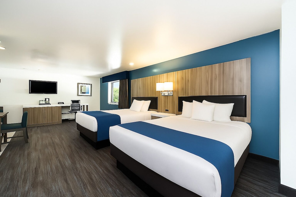 Oyster Bay Inn & Suites 27/70