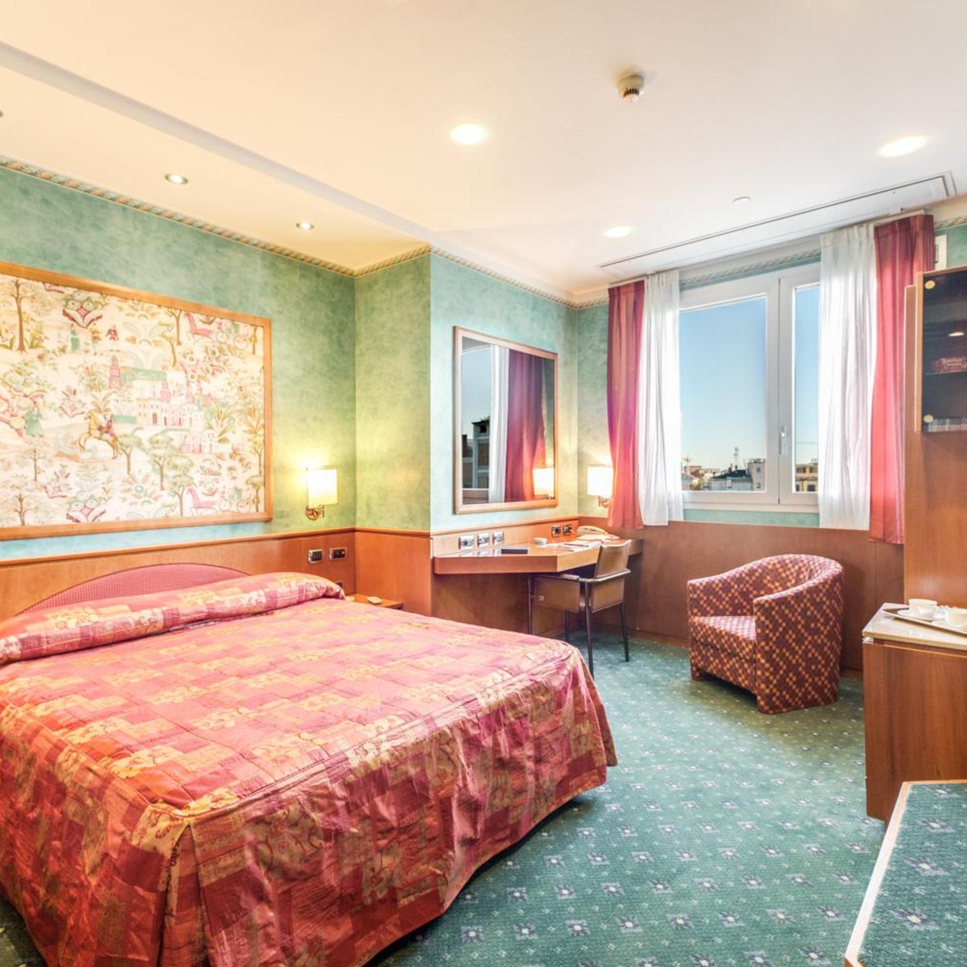 ROOM, DOUBLE BED
