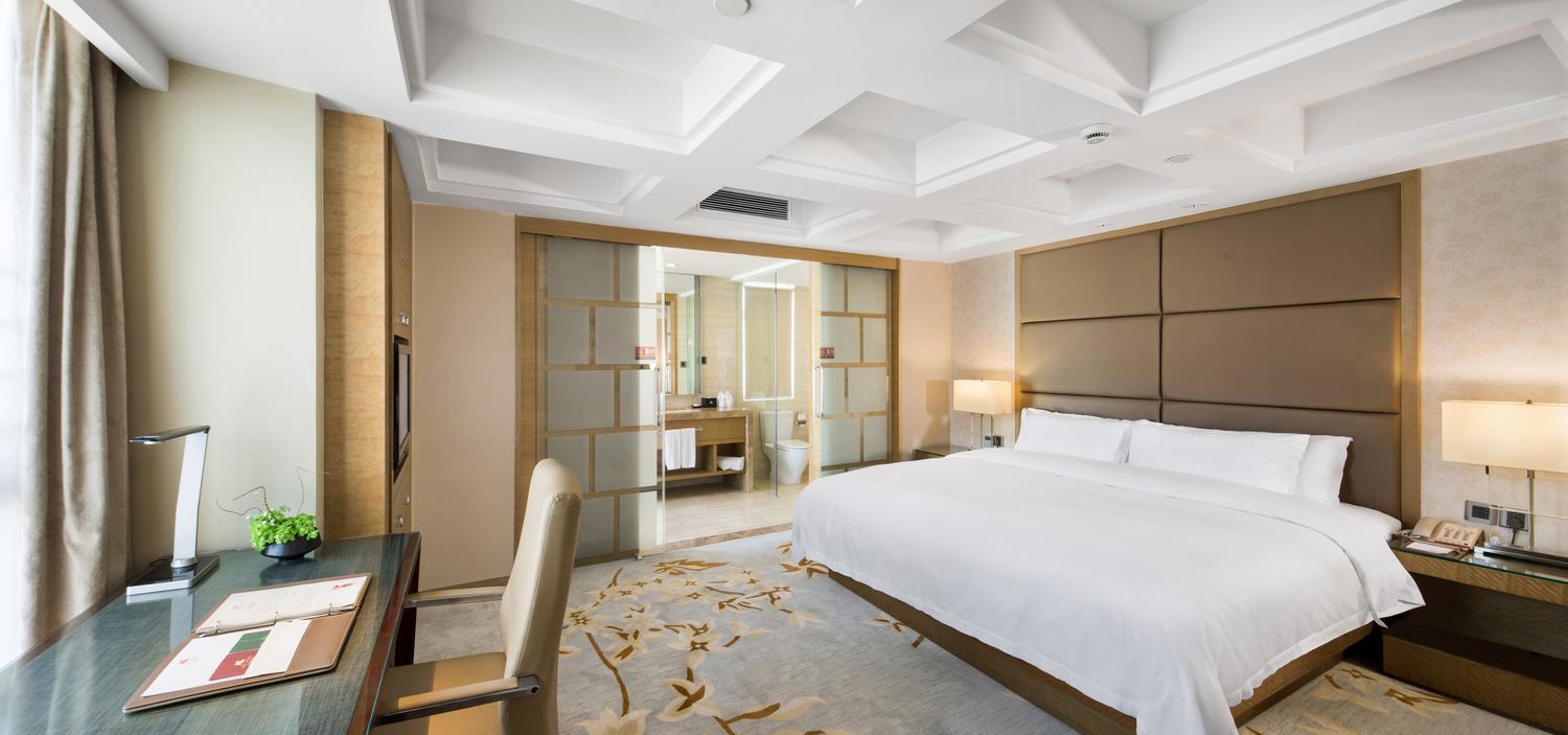 1 Bedroom, Deluxe, Suite, King Bed, Living Area, Wellness Spring Bath