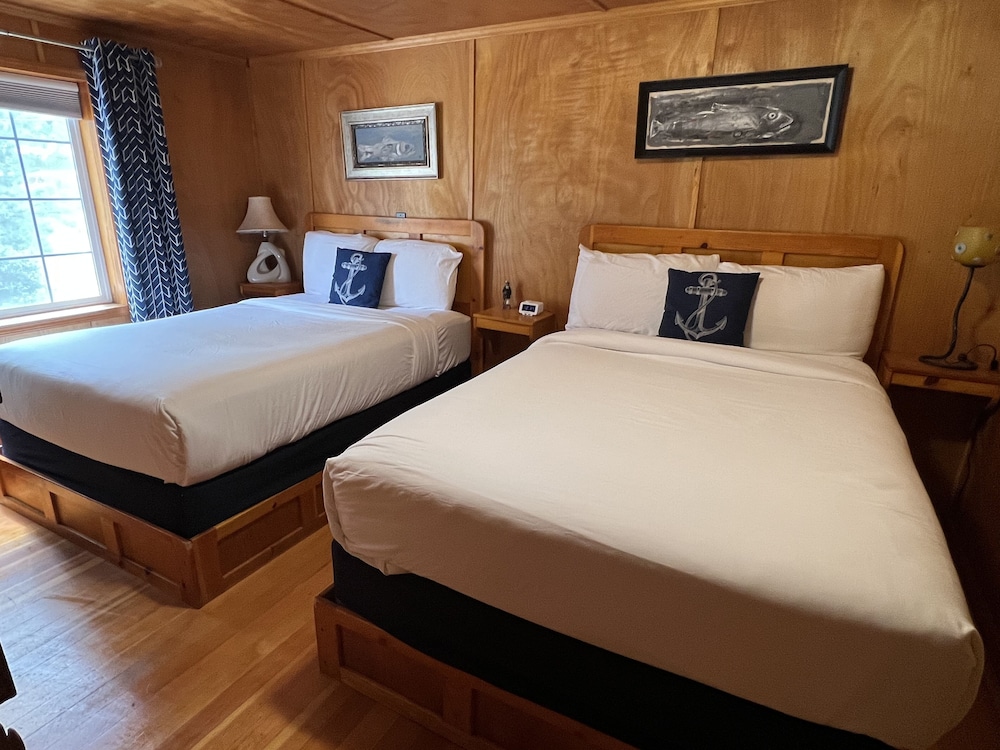 Courtyard, Cabin, 1 Queen and 2 Double Beds, Pet Friendly