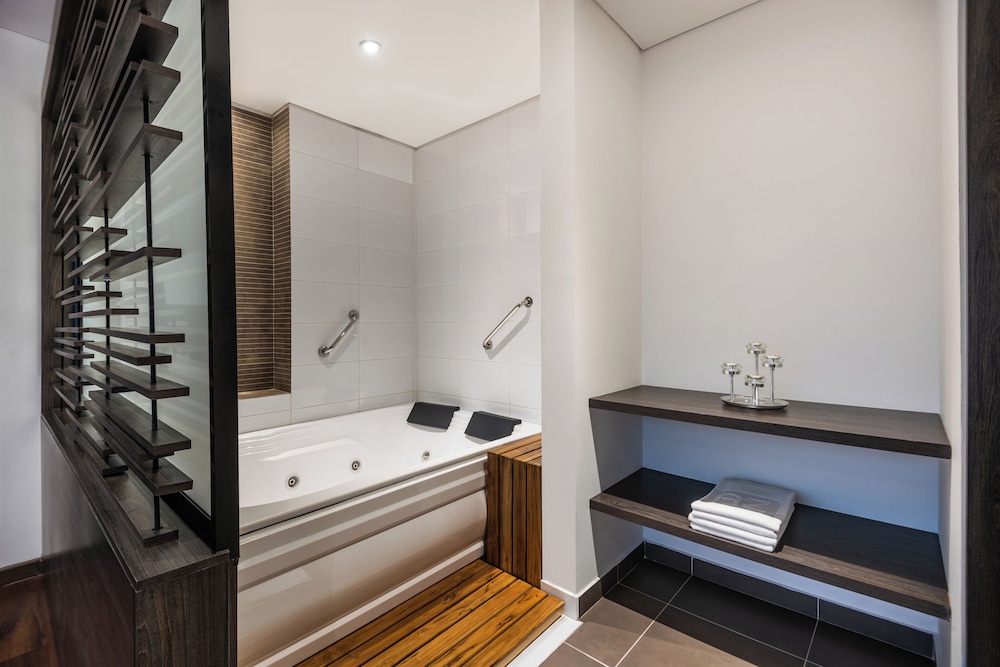 SUPERIOR, STUDIO, SUITE, KING BED, HOT TUB