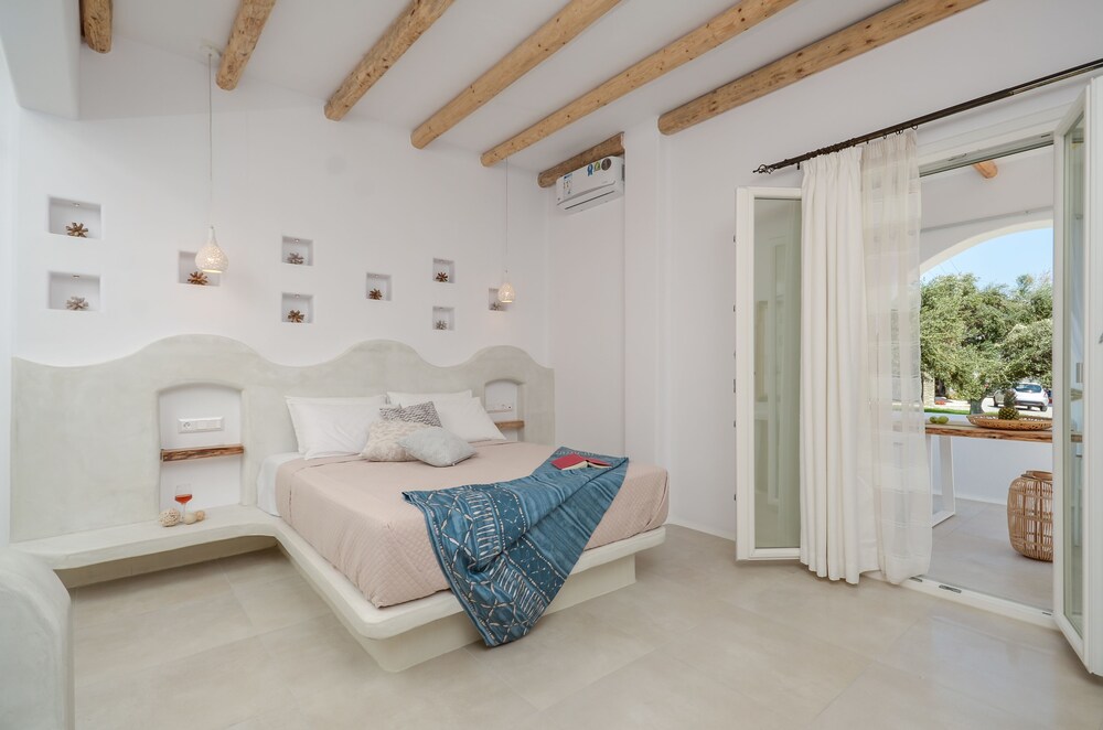 Naxos Nature Suites 10/39