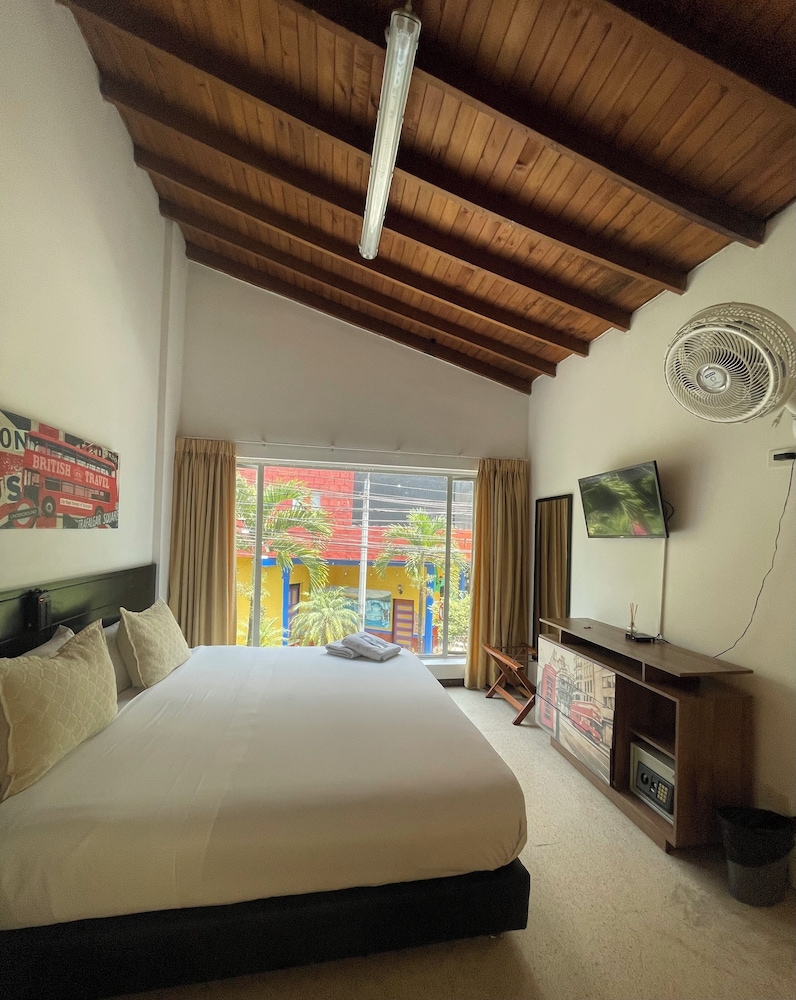 Hostal Lleras Calle 8 21/49