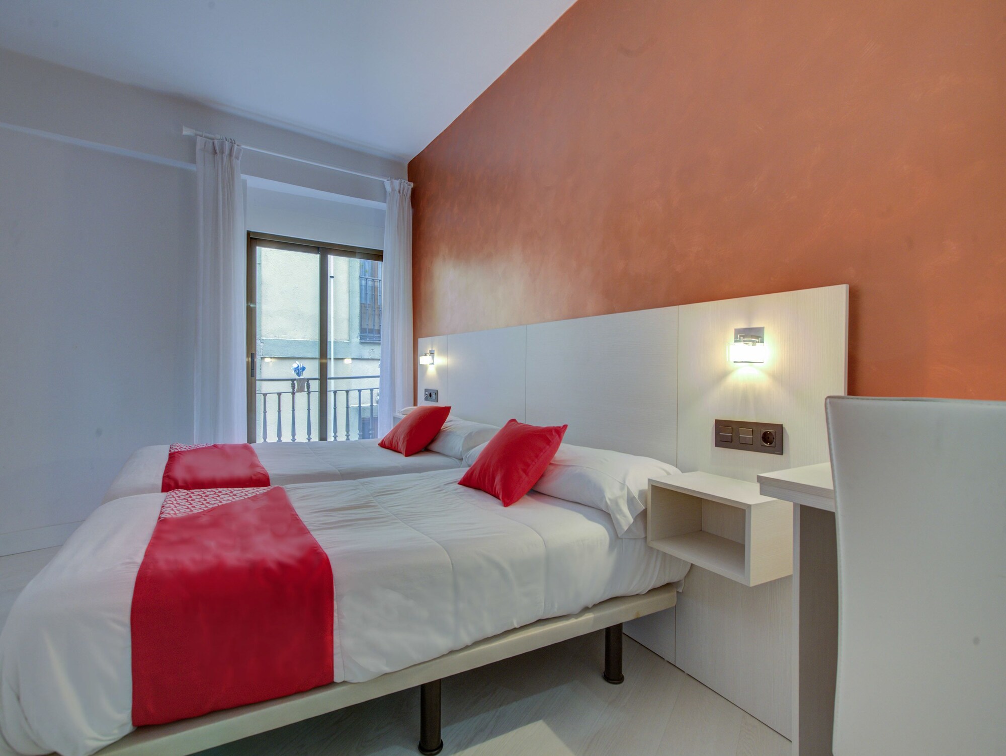 ROOM, DOUBLE BED