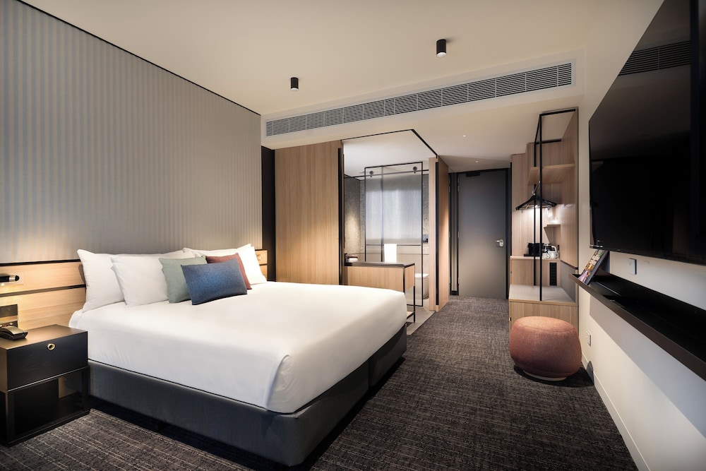 Urban, King Bed, Lakeway View