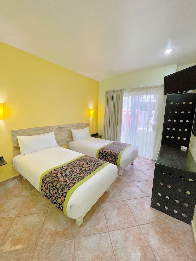 Express, Twin Beds