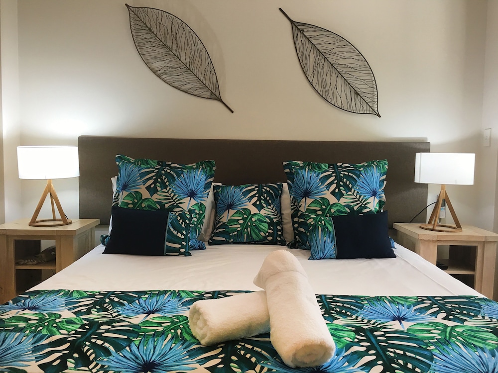 Cayman Villas Port Douglas 8/16