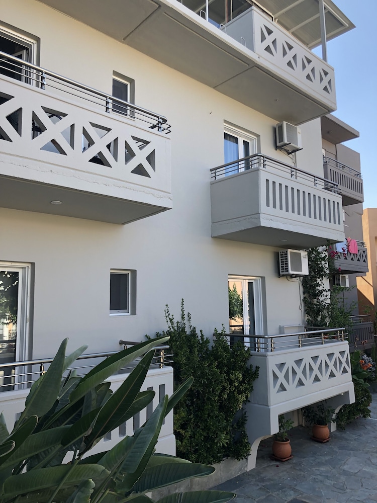 Labyrinth Hotel 6/50