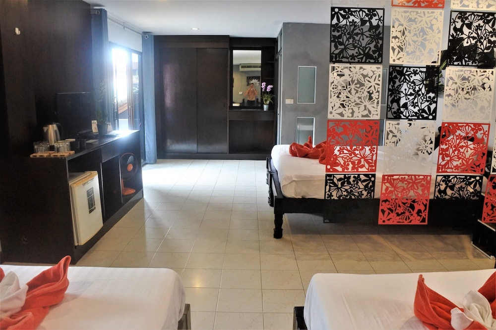 Hi Karon Beach Hotel 11/50