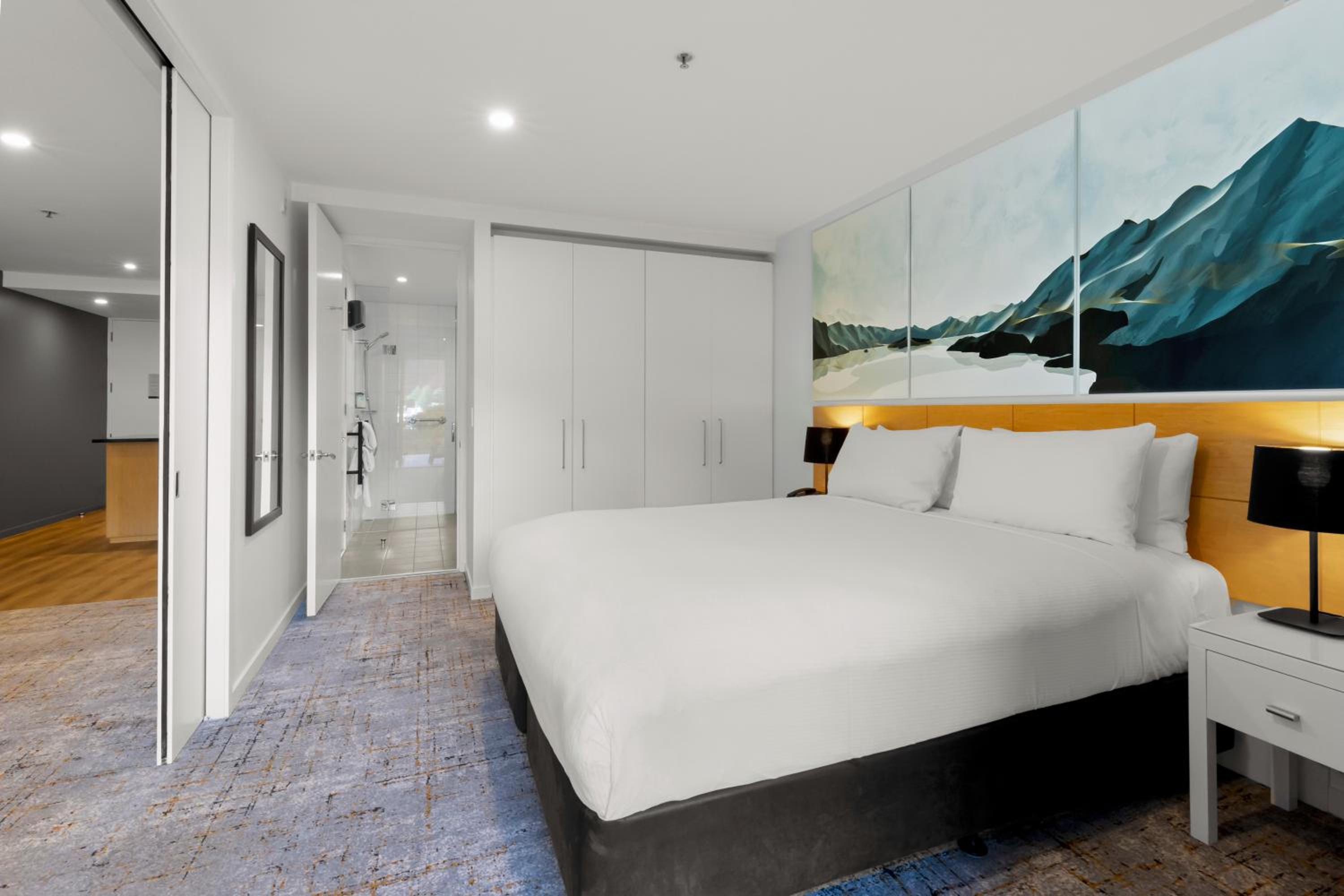 2 BEDROOMS, SPLIT, SUITE, KING BED, LAKE VIEW