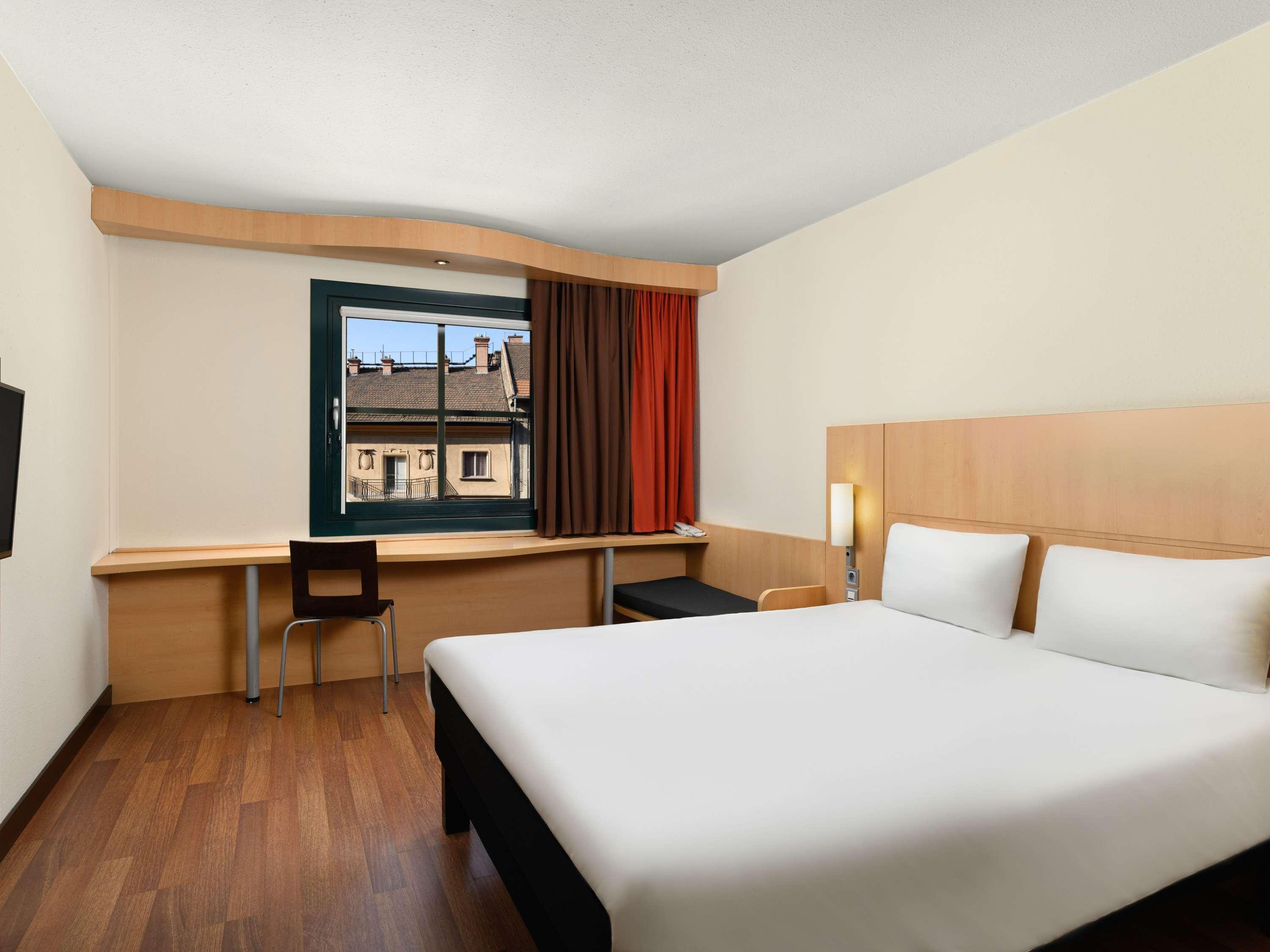 ROOM, DOUBLE BED