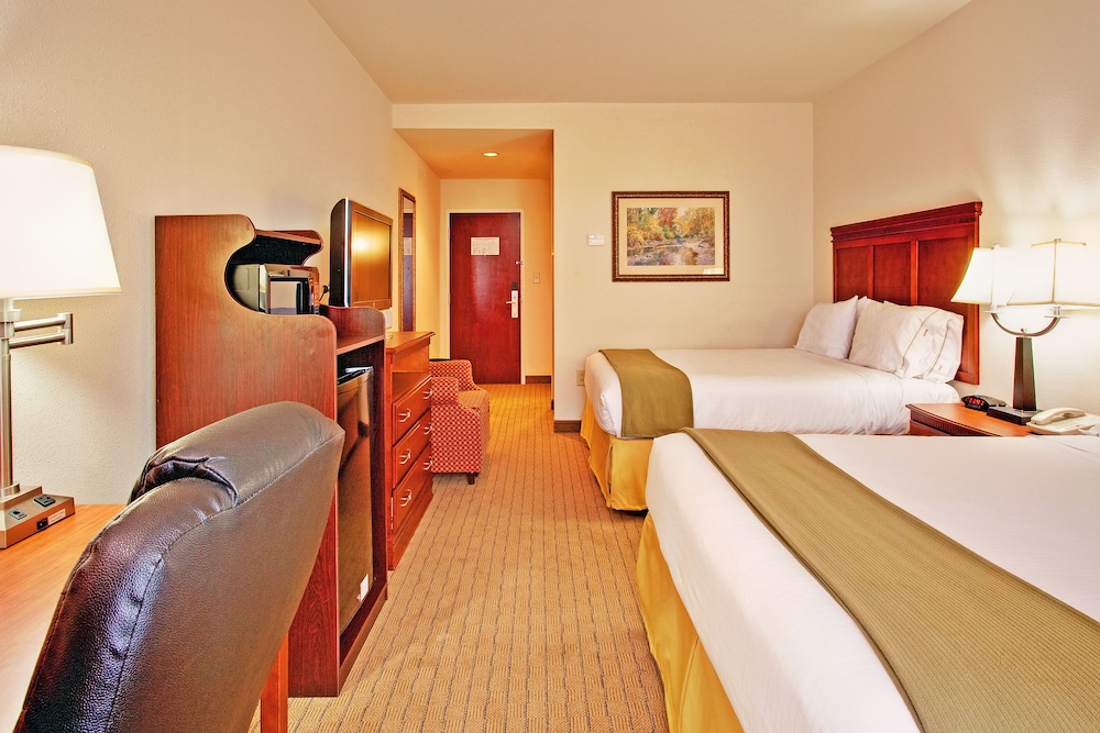 Holiday Inn Express Hotel Suites Dyersburg 10/41