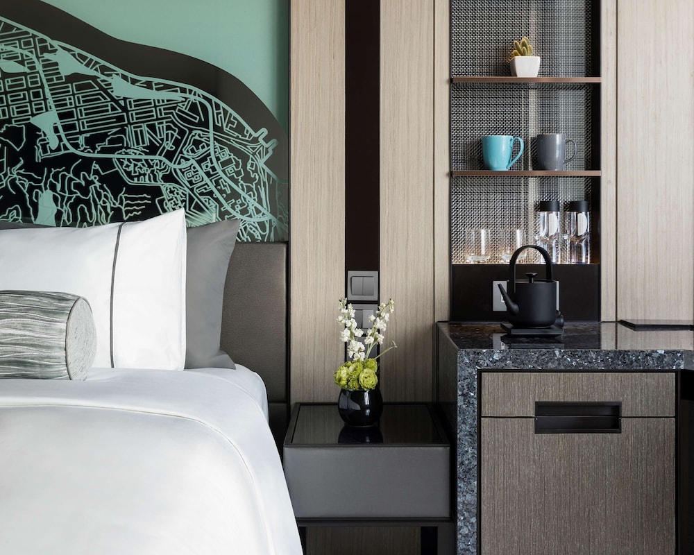 Hyatt Centric Victoria Harbour 25/70