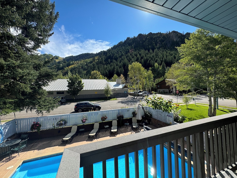 Shadow Mountain Lodge 5/68
